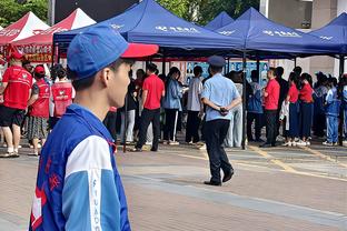 记者：徐新上午还在跟随海港队冬训，下午就启程奔赴阿联酋